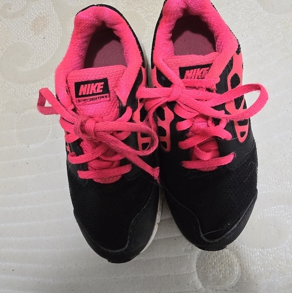 Nike shoes - Picture 2 of 3